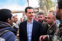 Presiden Suriah Bashar al-Assad berbincang dengan pasukan pemerintah di garis depan wilayah Ghouta Timur. Foto: AFP