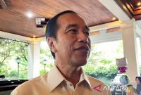Jokowi memberikan pernyataan kepada wartawan di Solo, Jawa Tengah, Rabu (25/12). Foto: Antara/Aris Wasita