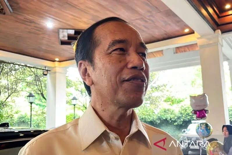 Jokowi memberikan pernyataan kepada wartawan di Solo, Jawa Tengah, Rabu (25/12). Foto: Antara/Aris Wasita