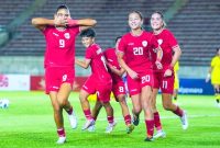 Foto arsip - Penyerang tim nasional putri Indonesia Claudia Scheunemann (kiri) merayakan gol yang dicetaknya ke gawang Malaysia pada laga Grup B Piala AFF Putri 2024 di Stadion Nasional New Laos, Vientiane, Selasa (26/11/2024). Foto: Antara/HO- PSSI
