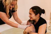 Potret Nikita Willy saat menjalani persalinan dengan metode Water Birth.