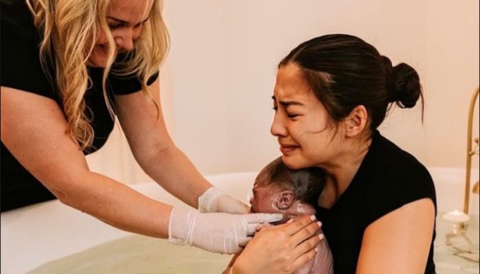 Nikita Willy Melahirkan dengan Metode Water Birth, Berikut Penjelasannya