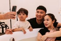 Momen bahagia Nikita Willy dan suami, Indra Priawan, berfoto dengan kedua buah hati mereka usai melahirkan.