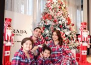 5 Potret Publik Figur Abadikan Momen di Depan Pohon Natal Bersama Keluarga