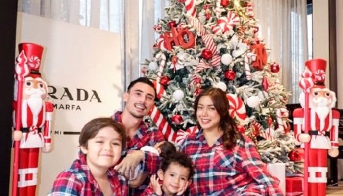 5 Potret Publik Figur Abadikan Momen di Depan Pohon Natal Bersama Keluarga