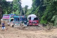 Jalur Medan-Berastagi putus total akibat longsor yang terjadi pada Selasa (26/11). Foto: Dok Polsek Pancur Batu