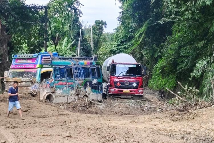 Jalur Medan-Berastagi putus total akibat longsor yang terjadi pada Selasa (26/11). Foto: Dok Polsek Pancur Batu
