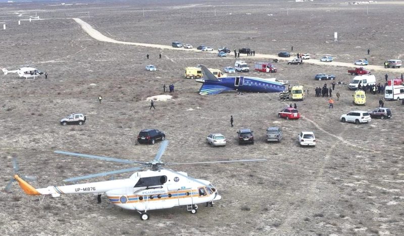 Pesawat penumpang Azerbaijan Airlines yang terbang dari Baku, Kazakhstan menuju Grozny, Rusia, jatuh di Kota Aktau pada Rabu (25/12). Foto: REUTERS/Azamat Sarsenbayev