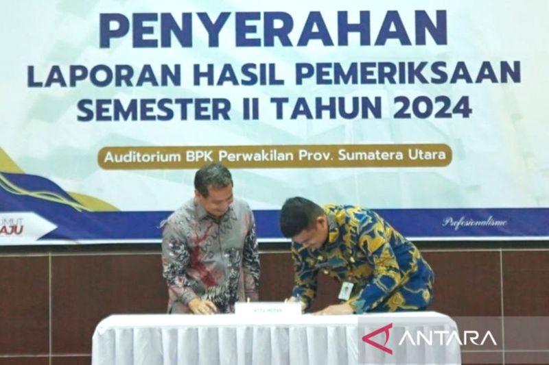Wali Kota Medan Bobby Nasution (kanan) menandatangani berita acara LHP Kepatuhan Pengadaan Barang dan Jasa Semester II Tahun 2024, di Medan, Jumat (27/12/2024). Foto: Antara/HO-Diskominfo Kota Medan
