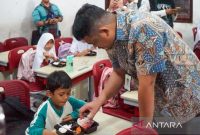 
Wali Kota Medan Bobby Nasution memastikan pelaksanaan uji coba makan bergizi gratis bagi siswa, di Medan, Kamis (19/12/2024). Foto: Diskominfo Kota Medan