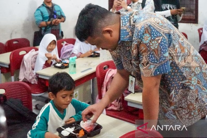 
Wali Kota Medan Bobby Nasution memastikan pelaksanaan uji coba makan bergizi gratis bagi siswa, di Medan, Kamis (19/12/2024). Foto: Diskominfo Kota Medan