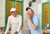 Kang Dedi Mulyadi (KDM) saat berkunjung ke Warung Ayah Rozak yang tak lain ayah Ayu Ting Ting. Foto: dok.Tim KDM