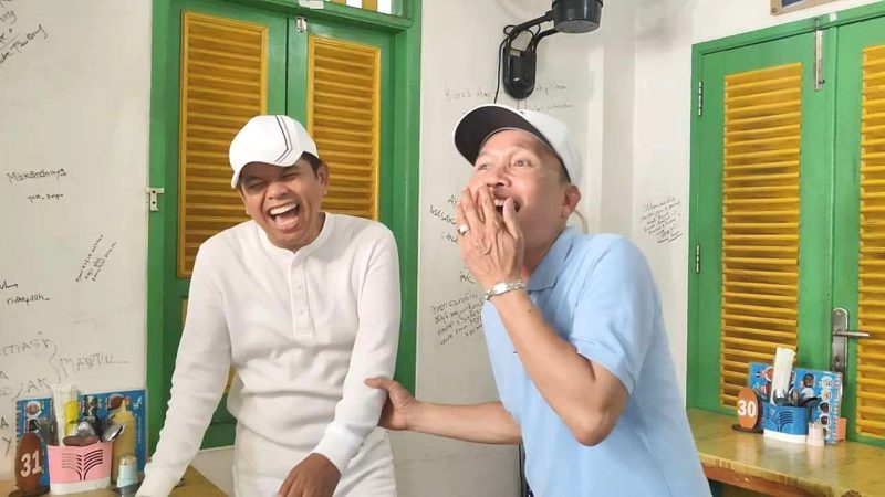 Gubernur Jabar Kang Dedi Mulyadi (KDM) saat berkunjung ke Warung Ayah Rozak yang tak lain ayah Ayu Ting Ting. Foto: dok.Tim KDM