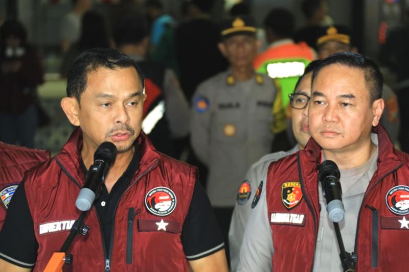 Dirtipidnarkoba Bareskrim Polri Brigjen Pol. Mukti Juharsa (kiri) dan Kepala Biro Penerangan Masyarakat (Karopenmas) Divhumas Polri Brigjen Pol. Trunoyudo Wisnu Andiko (kanan) berbicara di hadapan awak media pada Minggu (22/12/2024) malam. Foto: Divisi Humas Polri