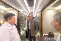 Menteri Koordinator Bidang Infrastruktur dan Pembangunan Kewilayahan (Menko Infra) Agus Harimukti Yudhoyono (tengah) berada di dalam gerbong kereta api (KA) tanpa transit rute Jakarta-Yogyakarta yang berangkat dari Stasiun Gambir, Jakarta, Senin (16/12/2024) malam. Foto: ANTARA/Harianto