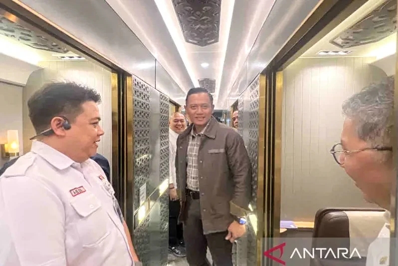 Menteri Koordinator Bidang Infrastruktur dan Pembangunan Kewilayahan (Menko Infra) Agus Harimukti Yudhoyono (tengah) berada di dalam gerbong kereta api (KA) tanpa transit rute Jakarta-Yogyakarta yang berangkat dari Stasiun Gambir, Jakarta, Senin (16/12/2024) malam. Foto: ANTARA/Harianto