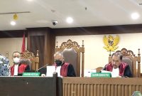 Hakim Pengadilan Tipikor Jakarta Pusat Sukartono (kanan) dalam sidang putusan kasus dugaan korupsi pengelolaan tata niaga komoditas timah di wilayah izin usaha pertambangan (IUP) PT Timah Tbk. tahun 2015–2022 di Pengadilan Tindak Pidana Korupsi Jakarta, Rabu (11/12/2024). Foto: Antara/Putu Indah Savitri