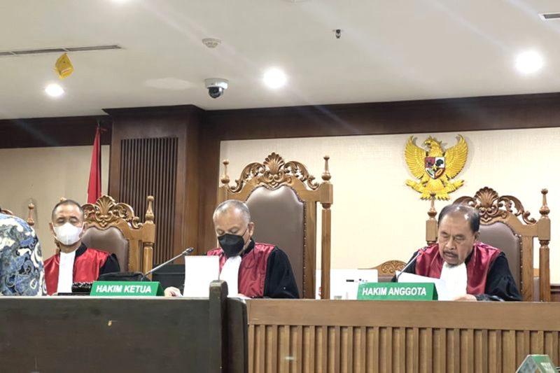 Hakim Pengadilan Tipikor Jakarta Pusat Sukartono (kanan) dalam sidang putusan kasus dugaan korupsi pengelolaan tata niaga komoditas timah di wilayah izin usaha pertambangan (IUP) PT Timah Tbk. tahun 2015–2022 di Pengadilan Tindak Pidana Korupsi Jakarta, Rabu (11/12/2024). Foto: Antara/Putu Indah Savitri