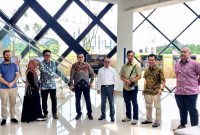 Arifin Al Alamudi, fotografer Medan (tiga kanan) gelar pameran di Universitas Islam Internasional Indonesia (UIII). Foto: Dok.Pribadi