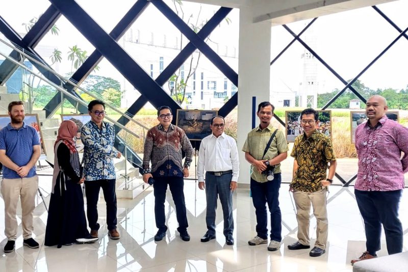 Arifin Al Alamudi, fotografer Medan (tiga kanan) gelar pameran di Universitas Islam Internasional Indonesia (UIII). Foto: Dok.Pribadi