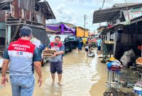 Pertamina Peduli salurkan bantuan sembako untuk posko dapur umum korban banjir di Kota Medan. Foto: Dok.Pertamina Patra Niaga Sumbagut