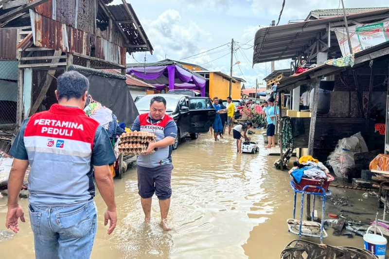 Pertamina Peduli salurkan bantuan sembako untuk posko dapur umum korban banjir di Kota Medan. Foto: Dok.Pertamina Patra Niaga Sumbagut