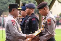 Kapolda Sumut Irjen Pol Whisnu Hermawan (kiri) saat menyerahkan piagam penghargaan kepada Briptu Johanes Abdi Negoro Sibarani di Lapangan Apel Mapolda Sumut, Senin (2/12). Foto: Humas Polda Sumut