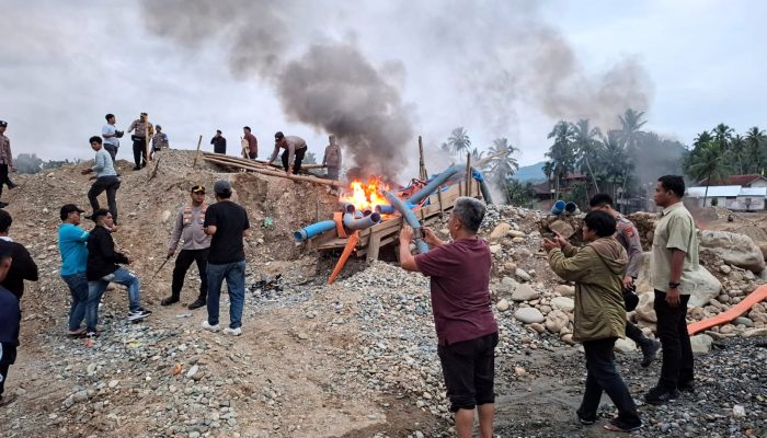 Polisi Tutup Tambang Emas Ilegal di Madina, Warga Protes Hingga Blokir Jalan