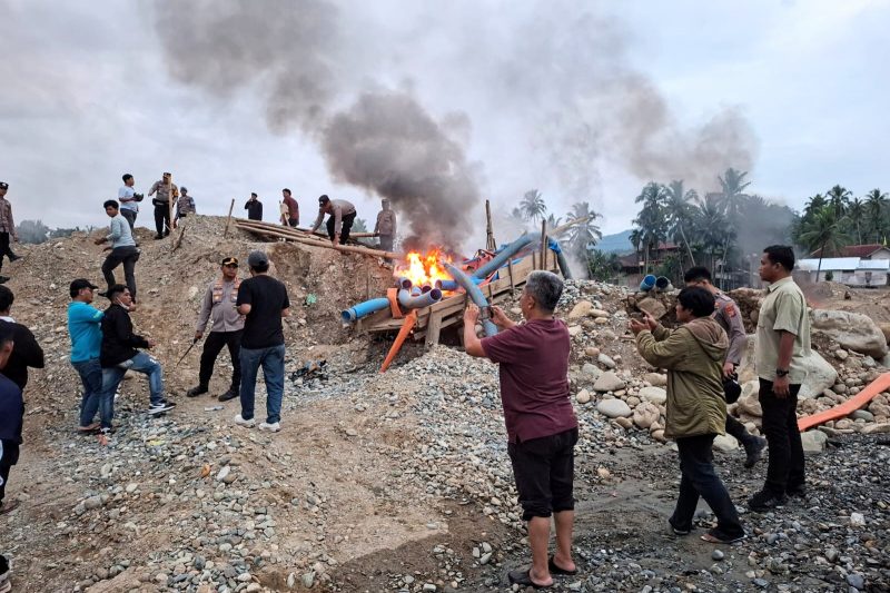 Polres Madina menindak tambang emas ilegal di Desa Jambur Tarutung, Kabupaten Mandailing Natal (Madina). Foto: Humas Polres Madina