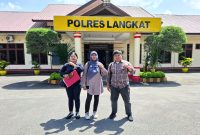 Guru honorer Meilisya Ramadhani memenuhi panggilan klarifikasi di Polres Langkat, Jumat (6/12). Foto: Dok.LBH Medan