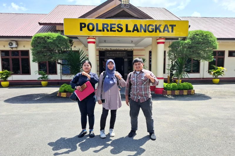 Guru honorer Meilisya Ramadhani memenuhi panggilan klarifikasi di Polres Langkat, Jumat (6/12). Foto: Dok.LBH Medan