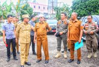 Pj Bupati Tapteng Sugeng Riyanta saat meninjau aset Pemkab Tapteng di Kantor Dinas Perindustrian dan Perdagangan UPTD Metrologi Legal, Senin (9/12). Foto: Humas Pemkab Tapteng