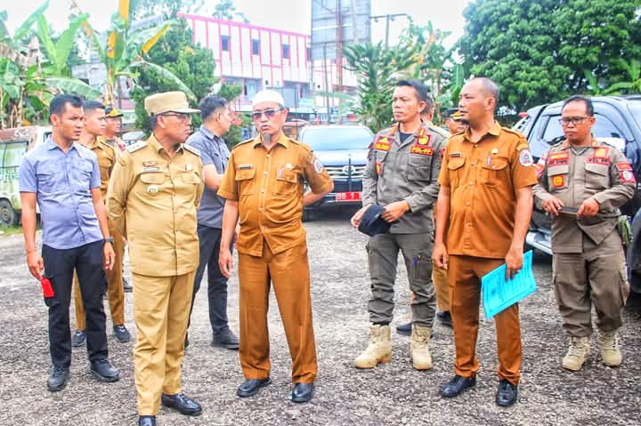Pj Bupati Tapteng Sugeng Riyanta saat meninjau aset Pemkab Tapteng di Kantor Dinas Perindustrian dan Perdagangan UPTD Metrologi Legal, Senin (9/12). Foto: Humas Pemkab Tapteng