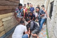Warga Sibolga RCS (48) saat diamankan di salah satu lokasi rumah tempat pengedaran narkoba, Rabu (11/12). Foto: Humas Polres Tapteng