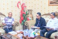 Pj Bupati Tapteng Sugeng Riyanta saat memimpin rapat evaluasi penyaluran DAK Fisik Tahap III Tahun 2024, Rabu (11/12). Foto: Humas Pemkab Tapteng