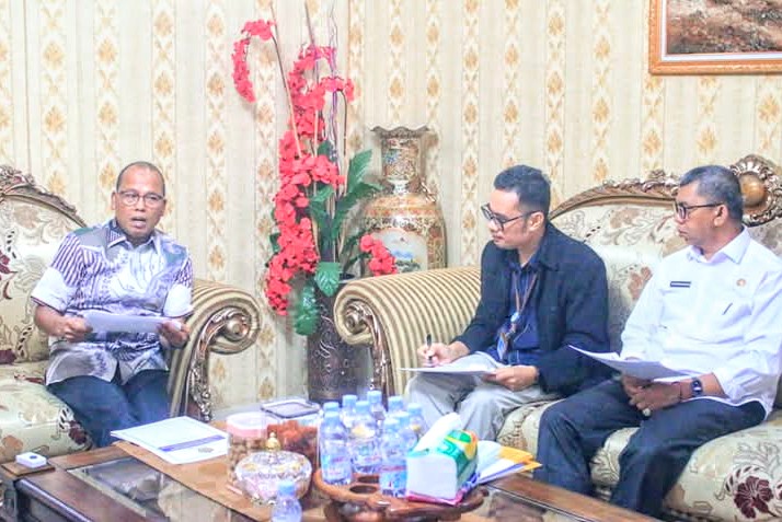 Pj Bupati Tapteng Sugeng Riyanta saat memimpin rapat evaluasi penyaluran DAK Fisik Tahap III Tahun 2024, Rabu (11/12). Foto: Humas Pemkab Tapteng