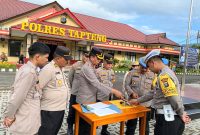 Waka polres Tapteng, Kompol Soedarjanto bersama Propam saat melakukan.pemeriksaan senpi, Senin (16/12). Foto: Humas Polres Tapteng.