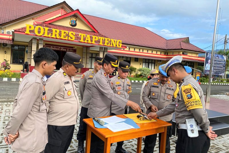 Waka polres Tapteng, Kompol Soedarjanto bersama Propam saat melakukan.pemeriksaan senpi, Senin (16/12). Foto: Humas Polres Tapteng.