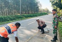 Satlantas Polres Simalungun menggelar penyelidikan kasus kecelakaan maut yang merenggut nyawa pemotor di Nagori Pematang Dolok Kahean, Kecamatan Tapian Dolok. Foto: Dok.Humas Polres Simalungun