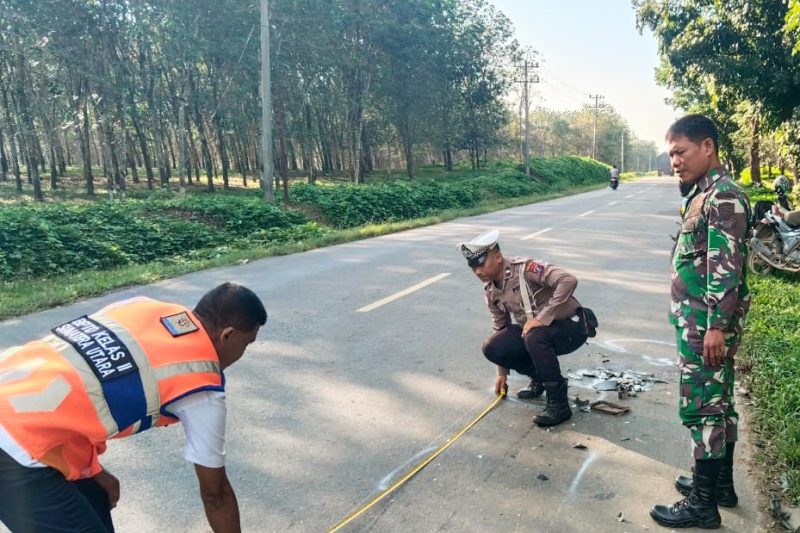 Satlantas Polres Simalungun menggelar penyelidikan kasus kecelakaan maut yang merenggut nyawa pemotor di Nagori Pematang Dolok Kahean, Kecamatan Tapian Dolok. Foto: Dok.Humas Polres Simalungun