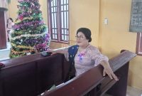 Kepala Sekolah Dasar Negeri 158506 Tukka, Romauli Hutabarat saat melihat penampilan anak didiknya dalam Perayaan Natal, Senin (16/12). Foto: Topikseru.com/ Jasman Julius
