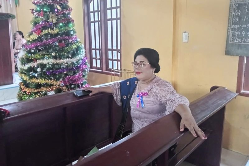 Kepala Sekolah Dasar Negeri 158506 Tukka, Romauli Hutabarat saat melihat penampilan anak didiknya dalam Perayaan Natal, Senin (16/12). Foto: Topikseru.com/ Jasman Julius
