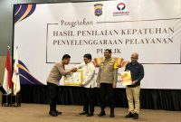 Kapolres Sibolga, AKBP Achmad Fauzy saat menerima Piagam penghargaan dari Ombudsman RI, Senin (16/12). Humas Polres Sibolga