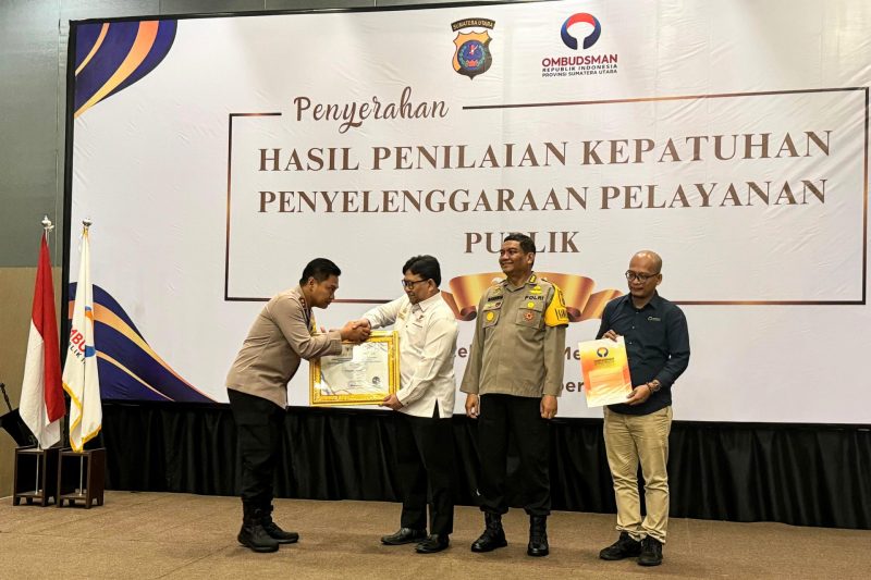 Kapolres Sibolga, AKBP Achmad Fauzy saat menerima Piagam penghargaan dari Ombudsman RI, Senin (16/12). Humas Polres Sibolga
