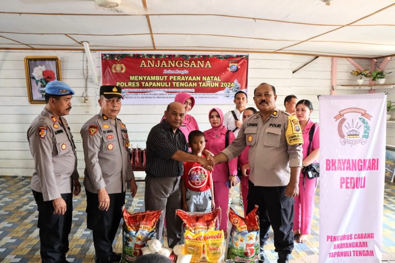 Jajaran Polres Tapteng Anjangsana di Panti Asuhan dan memberikan  tali kasih sambut Perayaan Natal 2024, Selasa (17/12). Foto: Dok.Humas Polres Tapteng