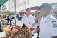 Penjabat Bupati Tapteng, Sugeng Riyanta saat meninjau harga bahan pokok dalam Gerakan Pangan Murah, Rabu (18/12). Topikseru.com/ Jasman Julius