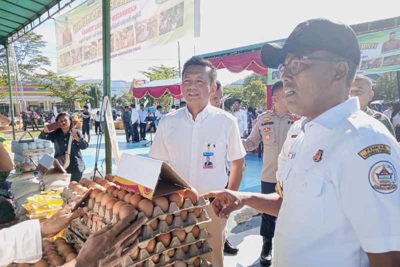 Penjabat Bupati Tapteng, Sugeng Riyanta saat meninjau harga bahan pokok dalam Gerakan Pangan Murah, Rabu (18/12). Topikseru.com/ Jasman Julius