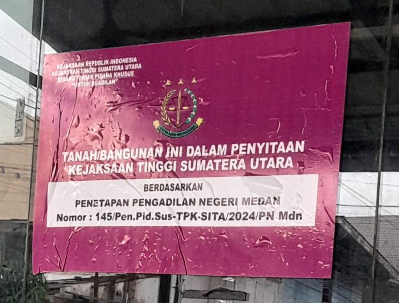 Segel terhadap bangunan kasus BOK dan Jaspel Dinas Kesehatan Tapteng 2023 dari Kejatisu. Foto: Istimewa