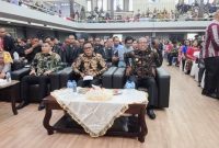 Bupati terpilih Masinton Pasaribu dan Pj Bupati Tapteng Sugeng Riyanta hadir dalam perayaan Natal Oikumene Tapteng 2024, Rabu (18/12). Foto: Topikseru.com/ Jasman Julius