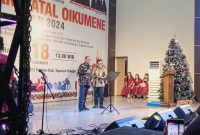 Sugeng Riyanta dan Masinton Pasaribu berduet hibur masyarakat saat perayaan Natal Oikumene Tapteng 2024, Rabu (18/12). Foto: Topikseru.com/ Jasman Julius